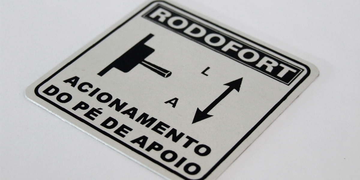 PLACA EM ALUMÍNIO PARA IMPLEMENTOS RODOVIÁRIOS